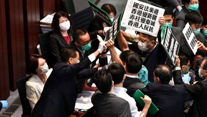 Parlamentares pró-democracia de Hong Kong são bloqueados por seguranças ao protestar em sessão de comitê da Câmara do Conselho Legislativo, 22 de maio de 2020