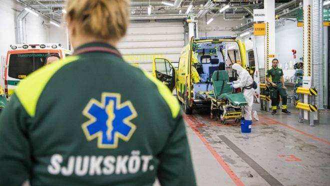 Funcionário limpa e desinfeta uma ambulância que deixou um paciente na Unidade de Tratamento Intensivo de hospital na região de Estocolmo, 13 de maio. A Suécia adotou um modelo mais brando de combate ao coronavírus