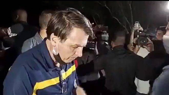 O presidente Jair Bolsonaro parou para comer um lanche em uma barraca de cachorro-quente no fim do sábado (22).
