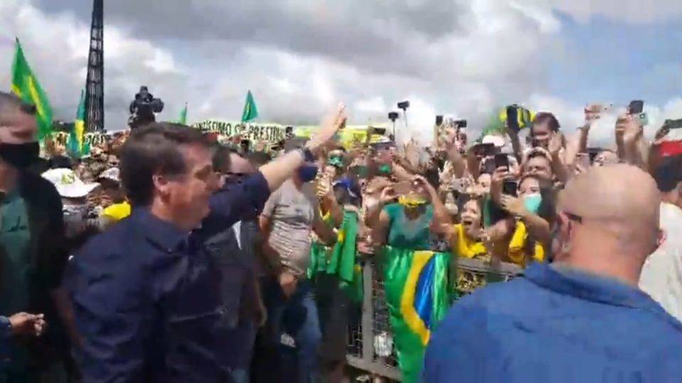 Sem máscara, Bolsonaro se reúne com manifestantes pró-governo em Brasília Presidente Jair Bolsonaro em ato de manifestantes pró-governo