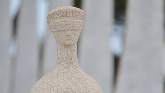 Estátua da Justiça, diante do STF, em Brasília.