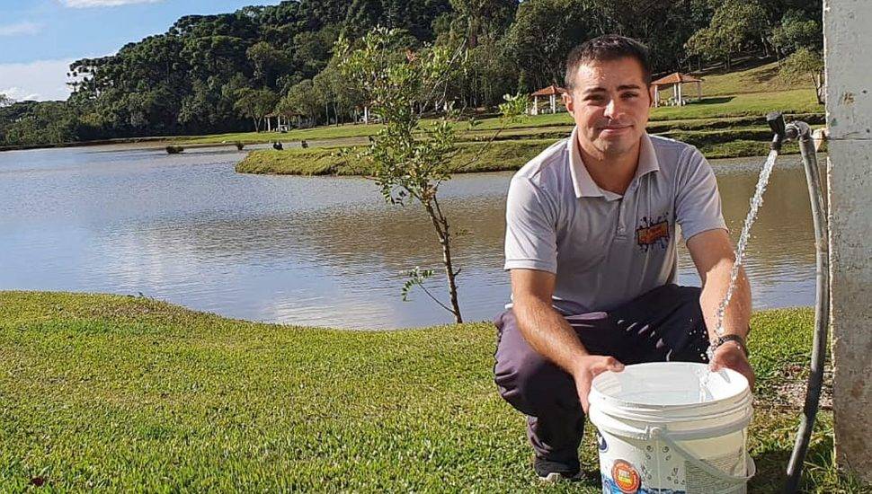 Parque aquático de Fazenda Rio Grande socorre moradores sem água
