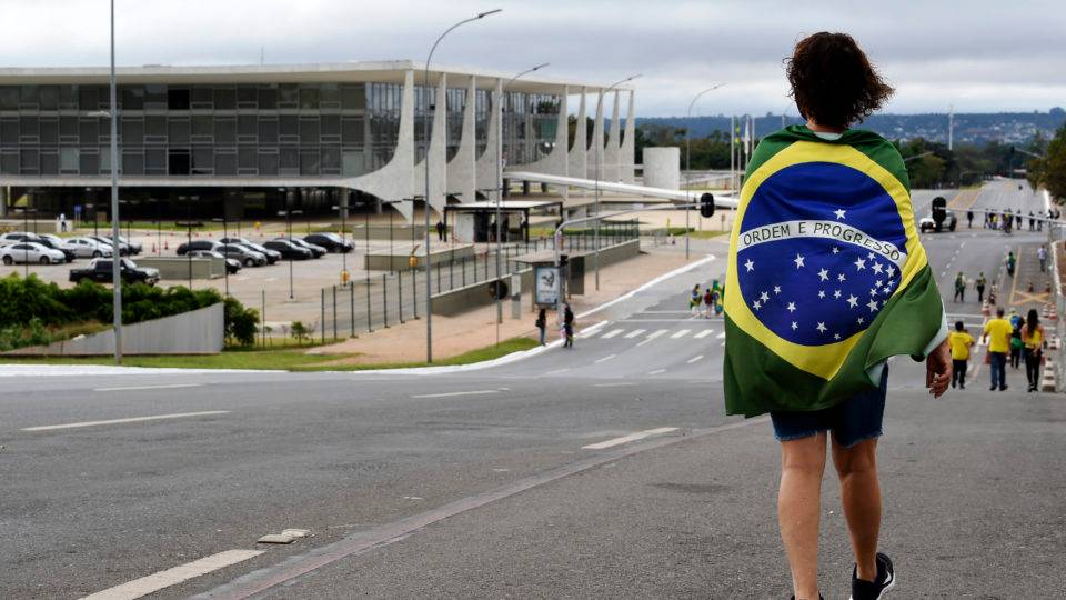 Prefeitos têm poderes de presidente, e Brasil caminha para a anarquia Apoiadores de Bolsonaro fizeram ato em Brasília no domingo (24).