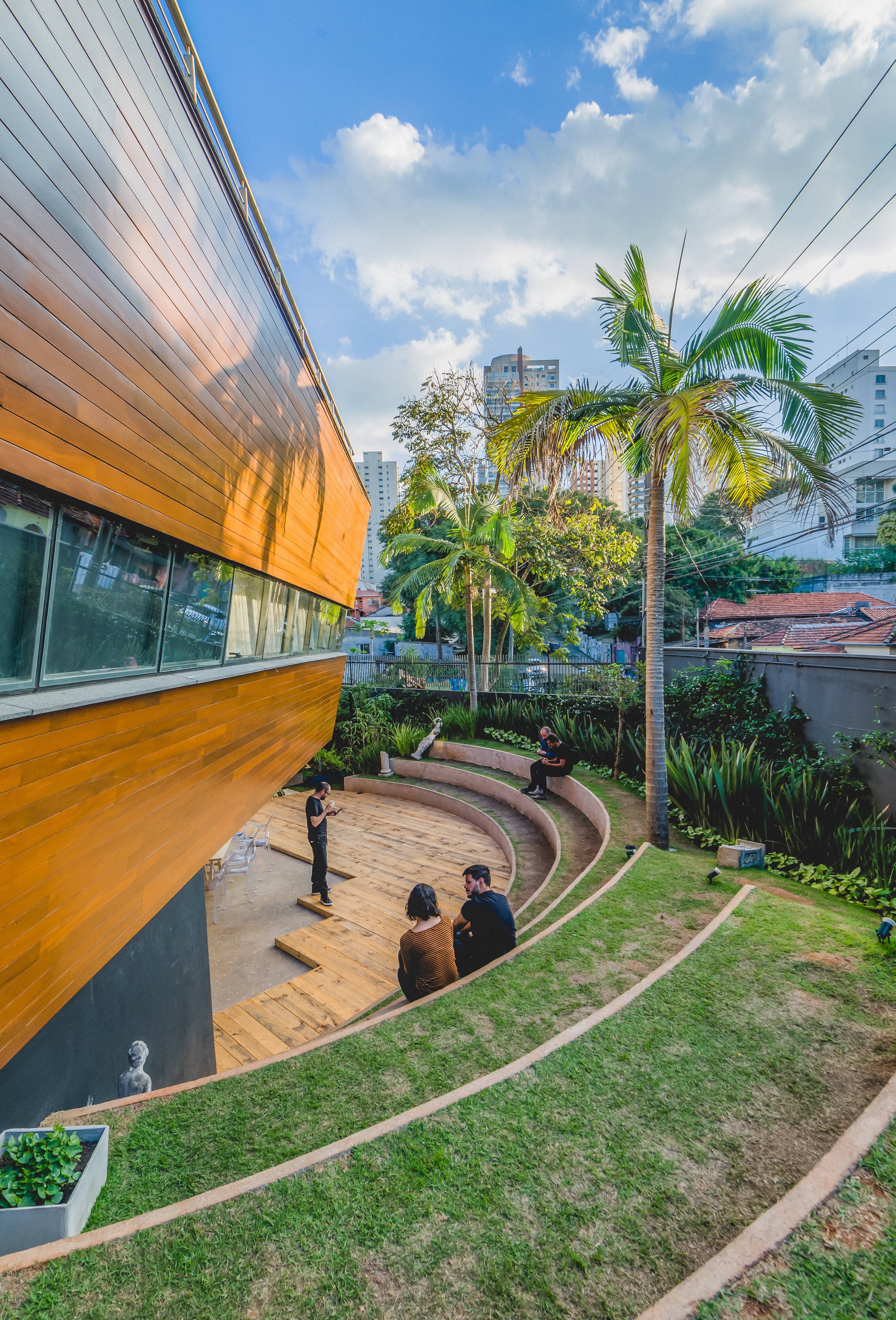 Projeto da Metroquadrado Arquitetura para uma agência une tecnologia de ponta na automação a espaços humanizados. Projeto da Metroquadrado Arquitetura para uma agência une tecnologia de ponta na automação a espaços humanizados.