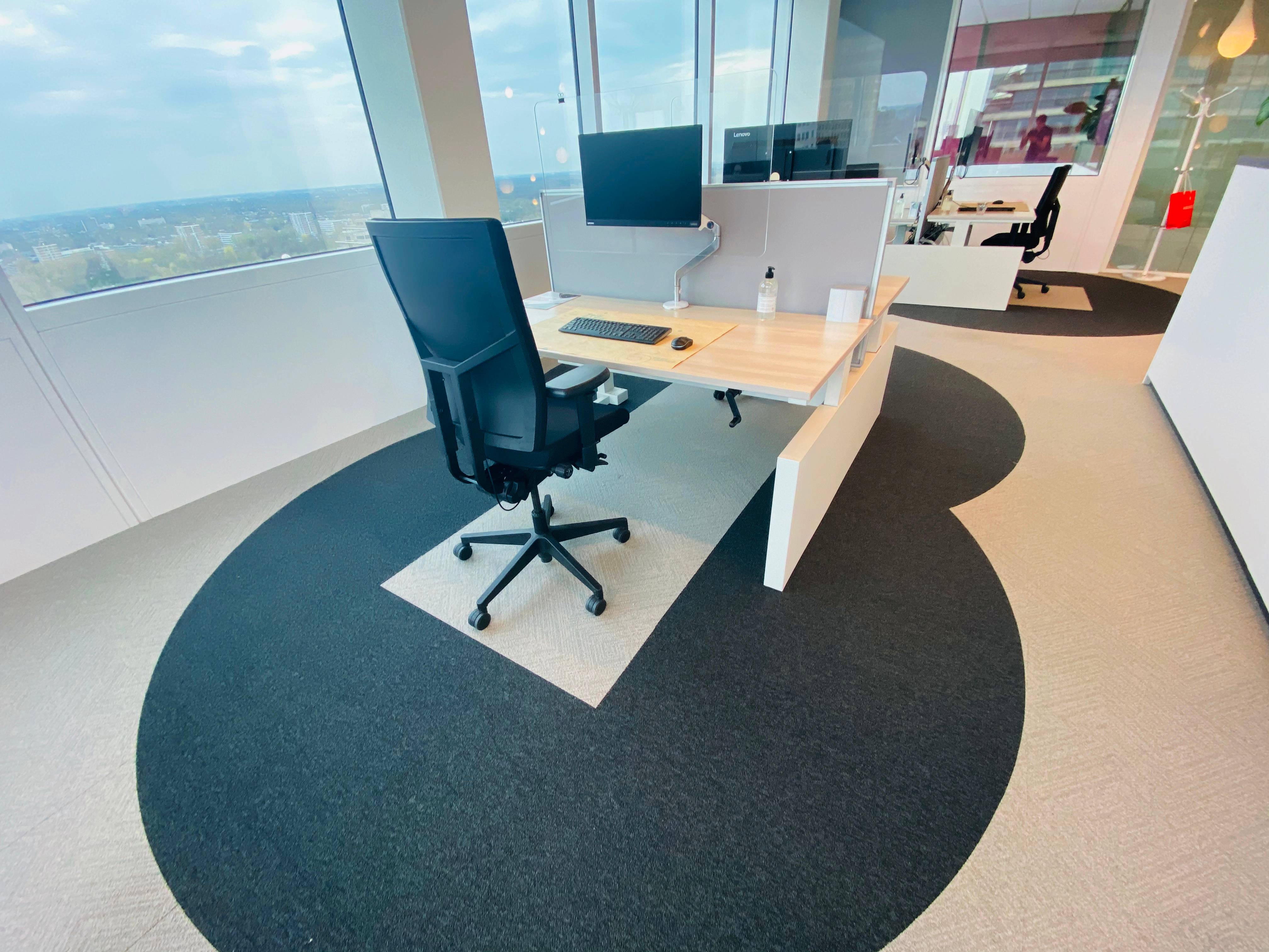 Projeto Six Feet Office, na Holanda, de Cushman & Wakefield, propõe que trabalhadores fiquem sempre a dois metros de distância uns dos outros. Projeto Six Feet Office, na Holanda, de Cushman & Wakefield, propõe que trabalhadores fiquem sempre a dois metros de distância uns dos outros.
