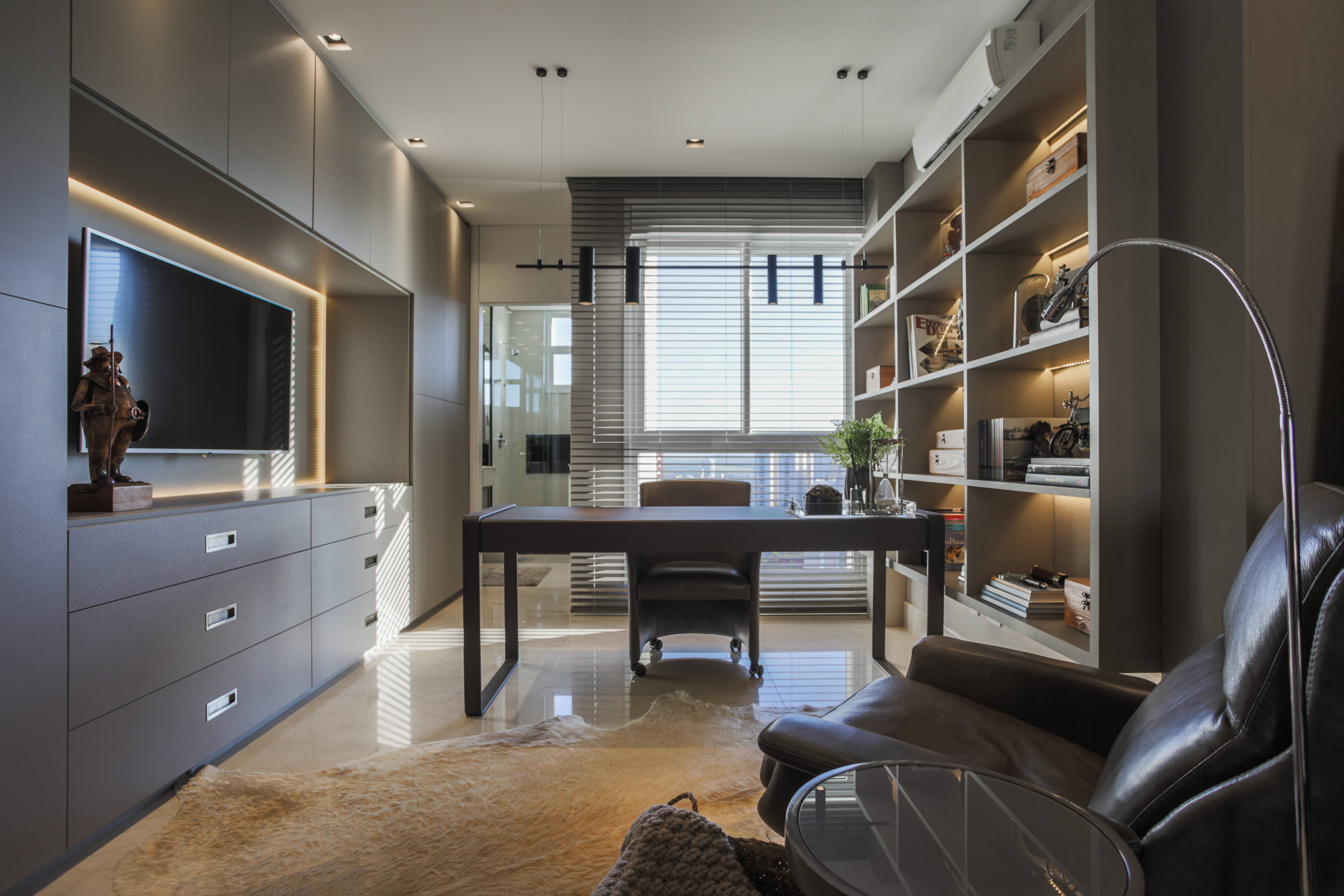 Cômodo de apartamento de 380 m² foi transformado em espaço exclusivo de trabalho em projeto da arquiteta Juliana Meda. Cômodo de apartamento de 380 m² foi transformado em espaço exclusivo de trabalho em projeto da arquiteta Juliana Meda.