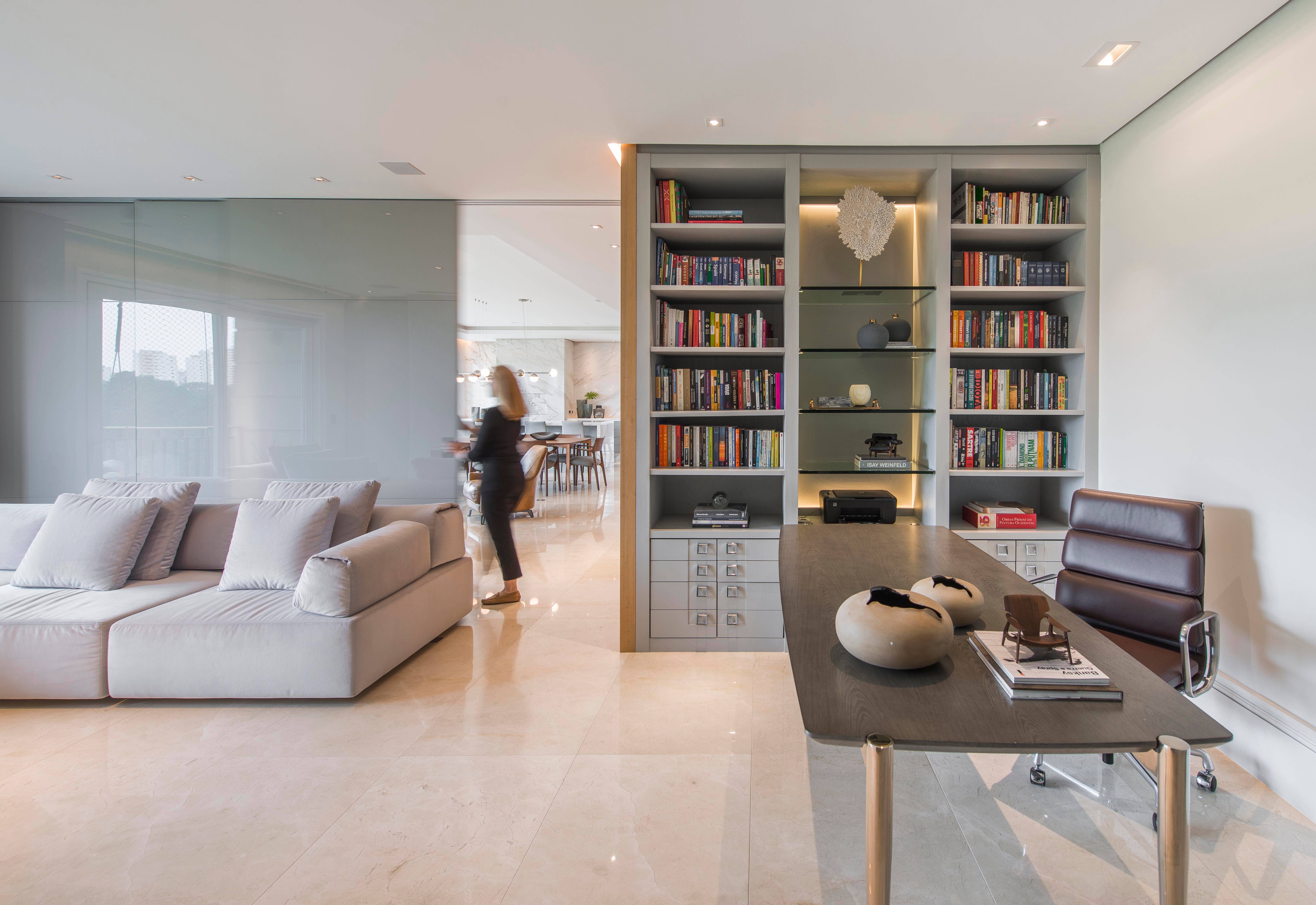 Espaço para home office foi integrado aos ambientes sociais nesse apartamento assinado pela arquiteta Sharise Gulin. Espaço para home office foi integrado aos ambientes sociais nesse apartamento assinado pela arquiteta Sharise Gulin.