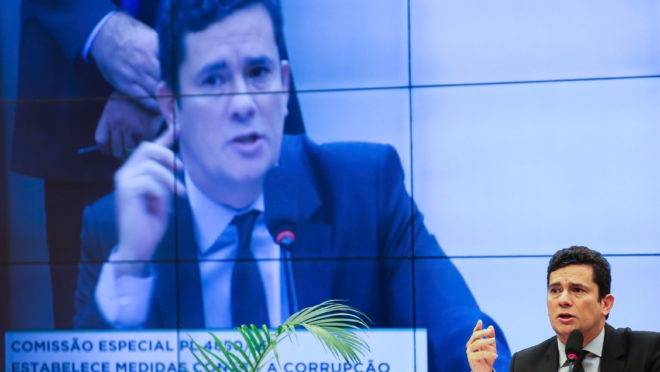 Existe relação entre a saída de Moro do governo e a intensificação das negociações do Planalto com o Centrão?