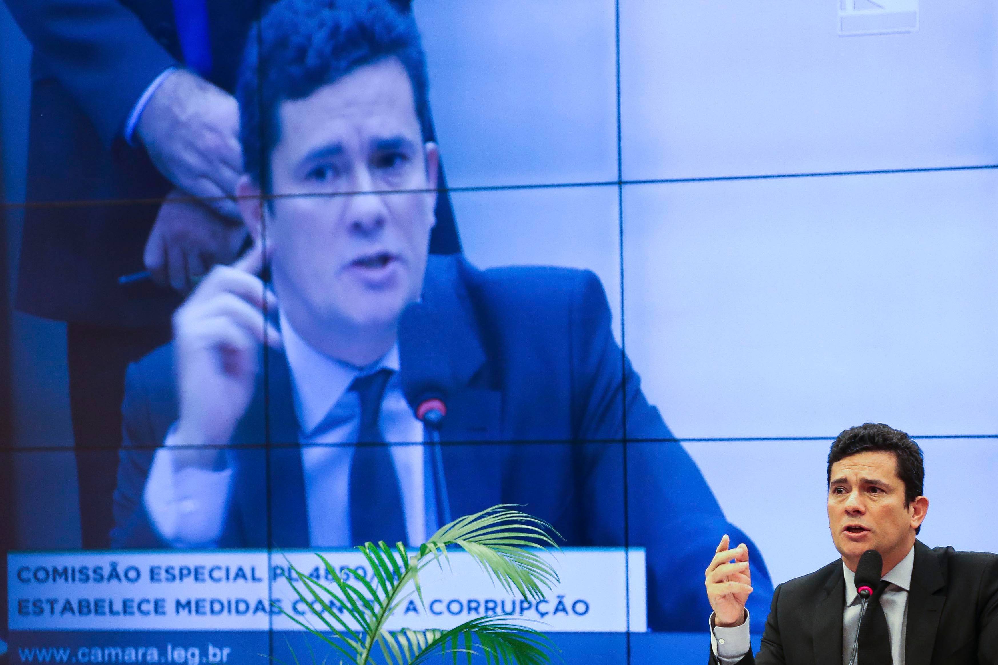 Existe relação entre a saída de Moro do governo e a intensificação das negociações do Planalto com o Centrão?