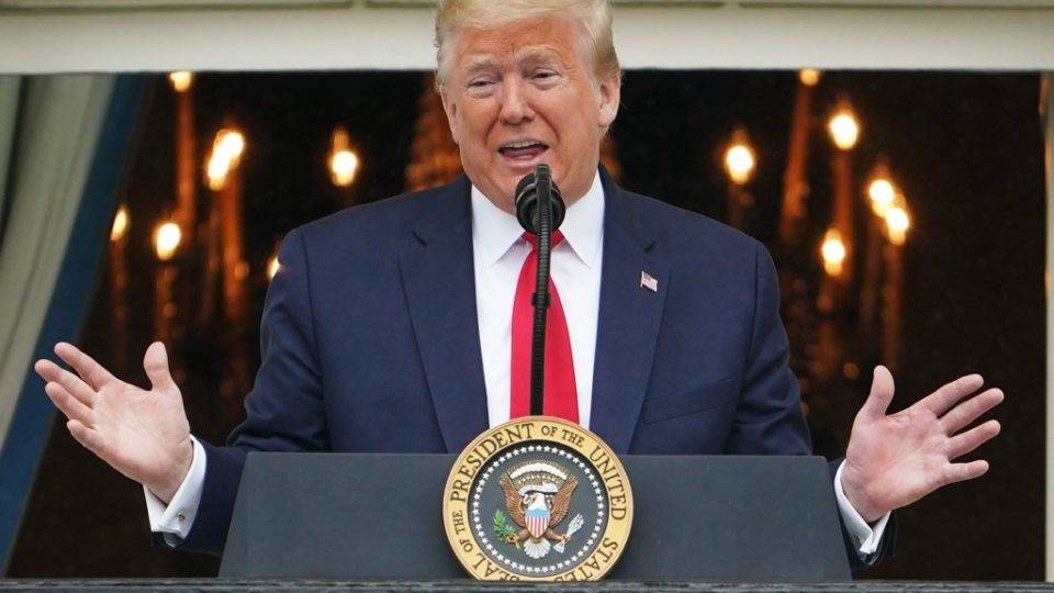 Trump, sobre coronavírus: deveria ter sido parado na sua fonte, na China Nesta foto de arquivo tirada em 22 de maio de 2020, o presidente dos EUA, Donald Trump, fala durante a “Cerimônia de Rolar para Lembrar: Honrando os Veteranos de Nossa Nação e o POW / MIA” do Truman Balcony na Casa Branca em Washington, DC. – O presidente Donald Trump, em 24 de maio de 2020, suspendeu as viagens do Brasil, que emergiu como um novo ponto importante na pandemia de coronavírus, disse a Casa Branca.