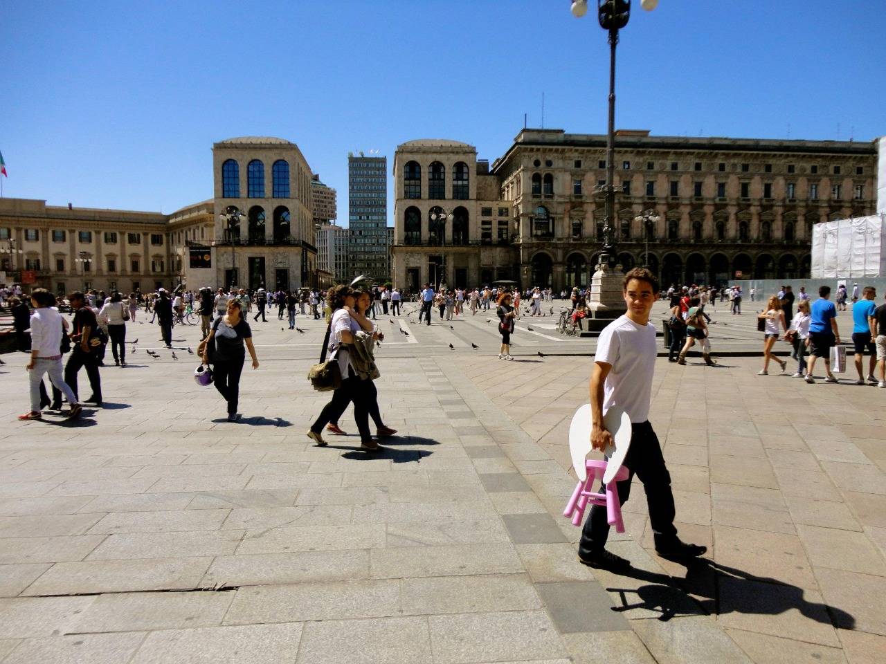 Em 2012, Mauricio Noronha com a cadeira Anjinho na Praça do Duomo. Em 2012, Mauricio Noronha com a cadeira Anjinho na Praça do Duomo.
