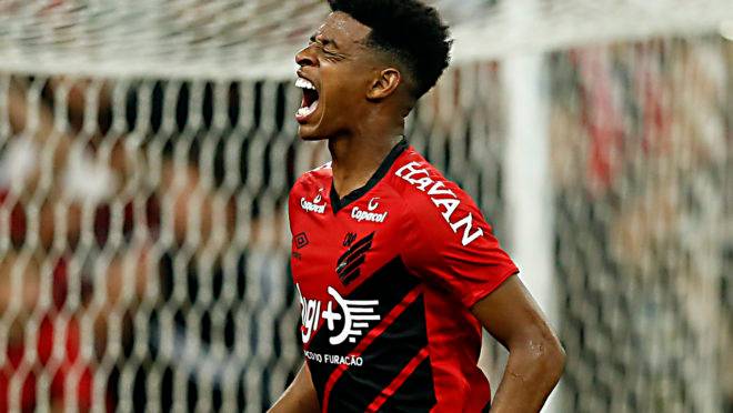 Corinthians se acerta com o Nice, da França, e aguarda zagueiro Robson Bambu para exames