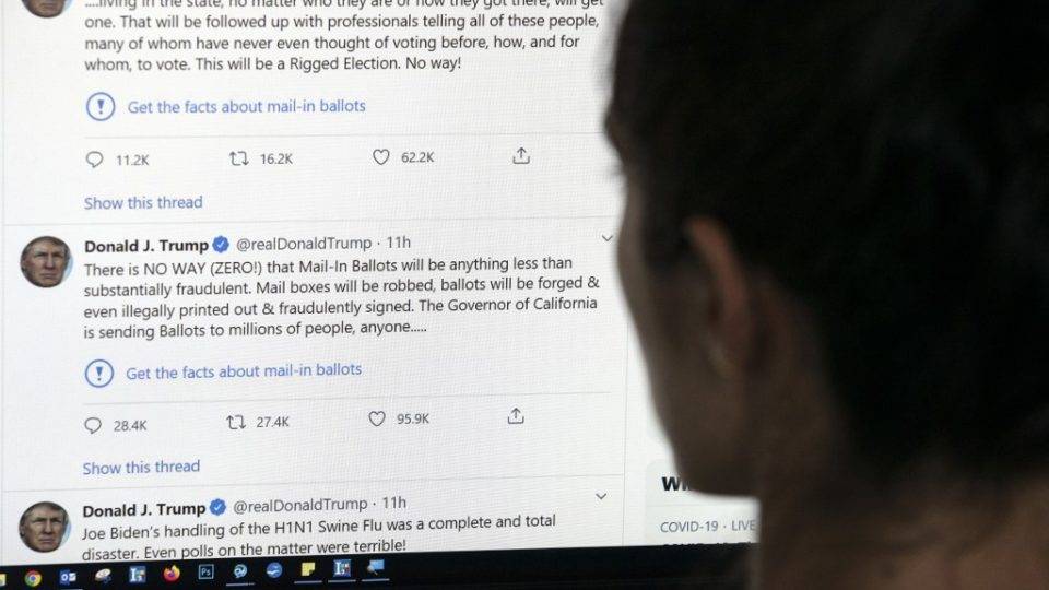 Trump ameça fechar redes sociais se elas silenciarem vozes conservadoras Dois tuítes do presidente americano Donald Trump receberam sinal de alerta do Twitter com link para “fatos sobre votação pelo correio