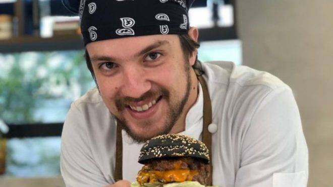 Hambúrguer The Dark Side, do chef Vitor Bourguignon. Foto: Vitor Ferraz/Gazeta do Povo.