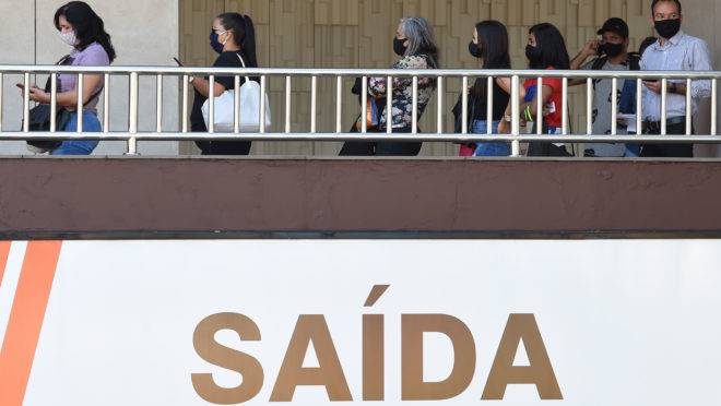 Após o coronavírus: brasileiros em fila para medir a temperatura em shopping de Brasília, em fase de reabertura gradual