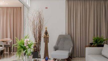 Como trazer memória afetiva para a decoração e fazer do lar um refúgio Projeto de apartamento assinado por Luciana Gibaile mescla móveis contemporâneos com peças de decoração artesanais. Foto: Rodrigo Ramirez
