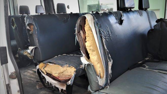 Bancos rasgados em ônibus escolar no município de Porto da Folha (SE)
