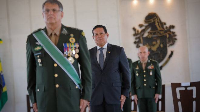 General Hamilton Mourão disse que não há hipótese de haver "ruptura" como afirmou o deputado Eduardo Bolsonaro.