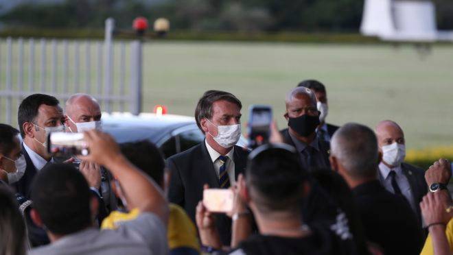 Bolsonaro disse na saída do Palácio da Alvorada que "ordens absurdas" do STF não devem ser cumpridas: temperatura da crise entre os poderes sobe. Bolsonaro disse na saída do Palácio da Alvorada que "ordens absurdas" do STF não devem ser cumpridas: temperatura da crise entre os poderes sobe.