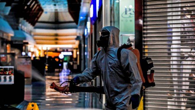 Desinfecção em shopping de Caxias do Sul (RS): PIB do primeiro trimestre captou as duas primeiras semanas de isolamento social no Brasil. Desinfecção em shopping de Caxias do Sul (RS): PIB do primeiro trimestre captou as duas primeiras semanas de isolamento social no Brasil.