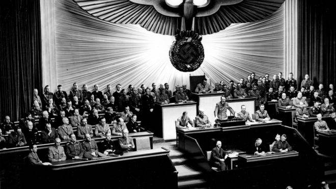 Adolf Hitler falando ao Reichstag, em dezembro de 1941
