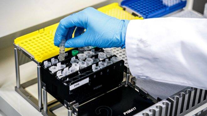 An employee of a medical laboratory manipulates samples of the novel coronavirus COVID-19 in Roosendaal, The Netherlands on March 4, 2020. – Across the world, 3,155 people have died from the virus. More than 92,723 have been infected in 78 countries and territories, according to AFP’s latest toll based on official sources at 1700 GMT on March 3, 2020. (Photo by Rob ENGELAAR / ANP / AFP) / Netherlands OUT