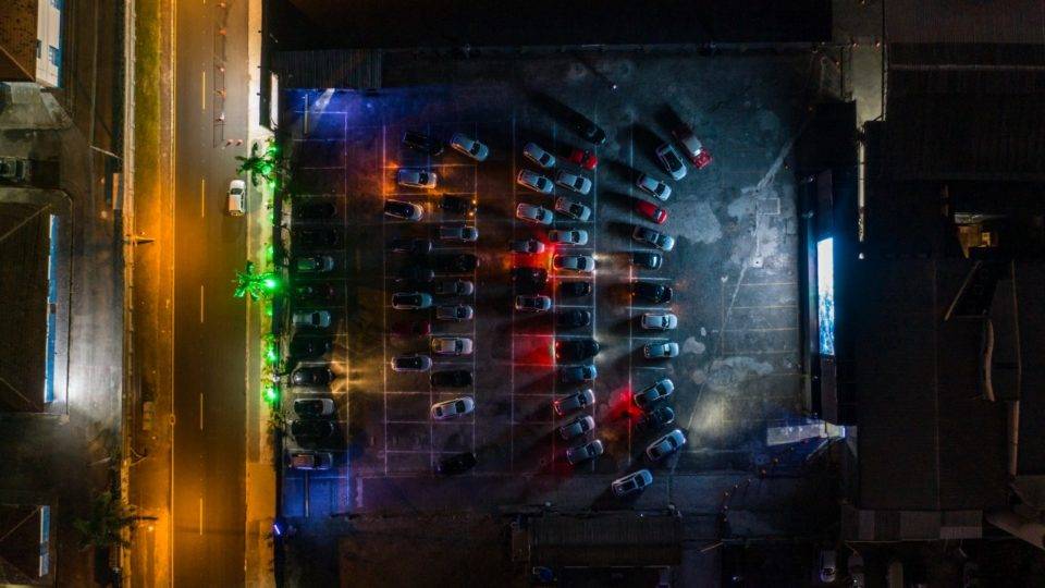O drive-in voltou com tudo: veja opções de lazer sem sair do carro Projeto Somos + Curitiba tem projeção de filmes.