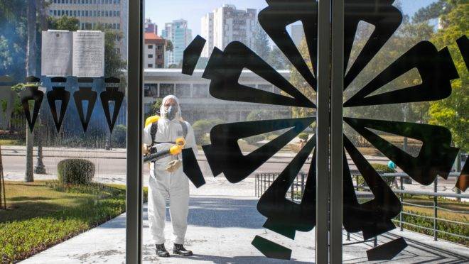 Sanitização no Palácio 29 de Março, prédio principal da prefeitura.