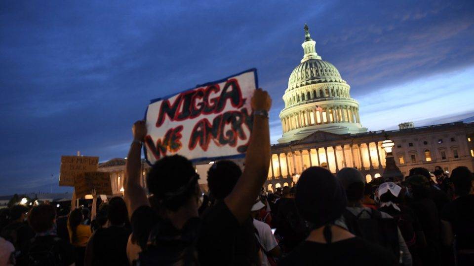 EUA enfrentam nova onda de protestos e 40 cidades adotam toque de recolher Manifestantes marcham na região do Capitólio em Washington, capital dos EUA, em protesto contra a morte de George Floyd, homem negro que morreu sob custódia policial, 29 de maio de 2020