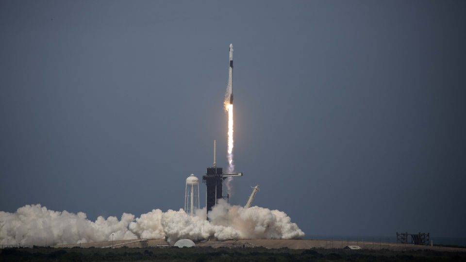 Lançamento do foguete da primeira missão tripulada da empresa SpaceX