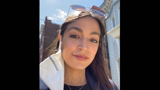 A deputada democrata Alexandria Ocasio-Cortez aproveita os protestos violentos para defender sua pauta socialista.
