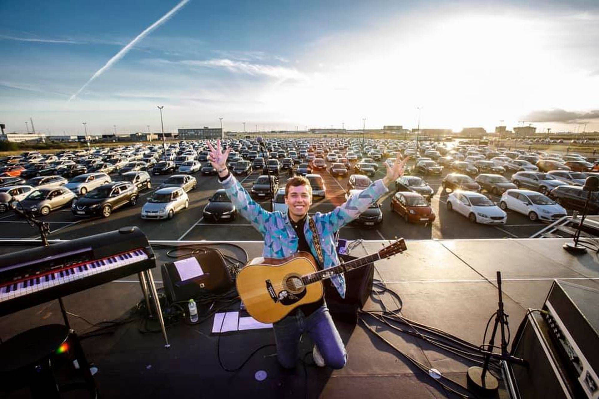 Mads Langer em show drive-in na Dinamarca.