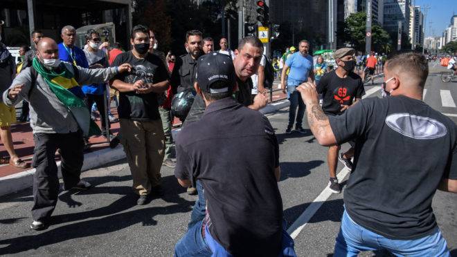 Protestos conta Jair Bolsonaro, em São Paulo, tinham manifestantes antifascismo