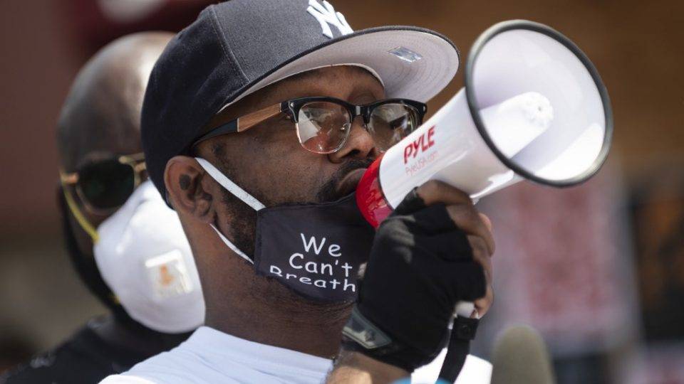 Irmão de George Floyd pede o fim dos protestos violentos: “meu irmão era da paz” Terrence Floyd fala com um grupo reunido no local onde seu irmão, George Floyd, foi morto pela polícia, 1 de junho de 2020 em Minneapolis, EUA