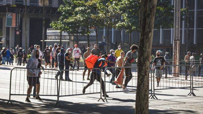 Manifestantes entram em choque com a Polícia Militar de São Paulo em ato na Avenida Paulista, no domingo (31): atos em geral descambam, para a violência.