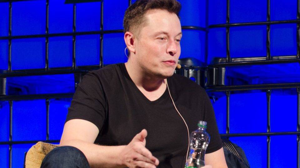 Elon Musk muda de lado na política