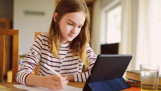 Dificuldade para tirar dúvidas, falta de tempo dos pais e problemas com sinal de internet interferem no aprendizado das crianças