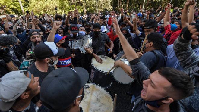 Torcidas organizadas protestam contra Jair Bolsonaro na Avenida Paulista, em São Paulo, dia 31 de maio de 2020, em meio à pandemia de coronavírus.