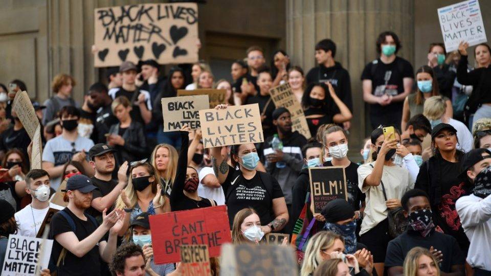 Protestos contra racismo e violência policial se espalham por cidades no mundo; veja fotos “Vidas negras importam”, diz cartaz em protesto de Liverpool, Inglaterra, 2 de junho
