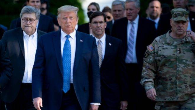 O presidente americano Donald Trump caminha com do procurador-geral William Barr (esq.), o secretário da Defesa Mark Esper (centro) e o general Mark Milley até a Igreja de São João, em Washington, 1 de junho