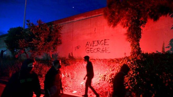 Um homem segura um sinalizador enquanto manifestantes em apoio a George Floyd entravam na Interestadual 580 para bloquear o tráfego, em Oakland, Califórnia. Protestos violentos eclodiram nos Estados Unidos em 29 de maio deste ano.