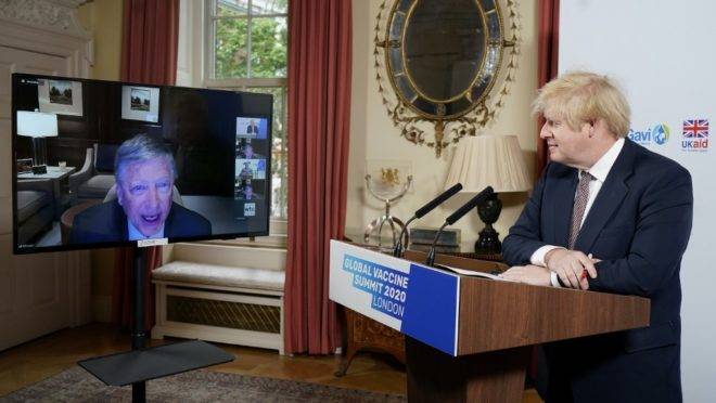 O primeiro-ministro britânico Boris Johnson assiste ao discurso de Bill Gates durante Cúpula Global das Vacinas, 4 de junho de 2020