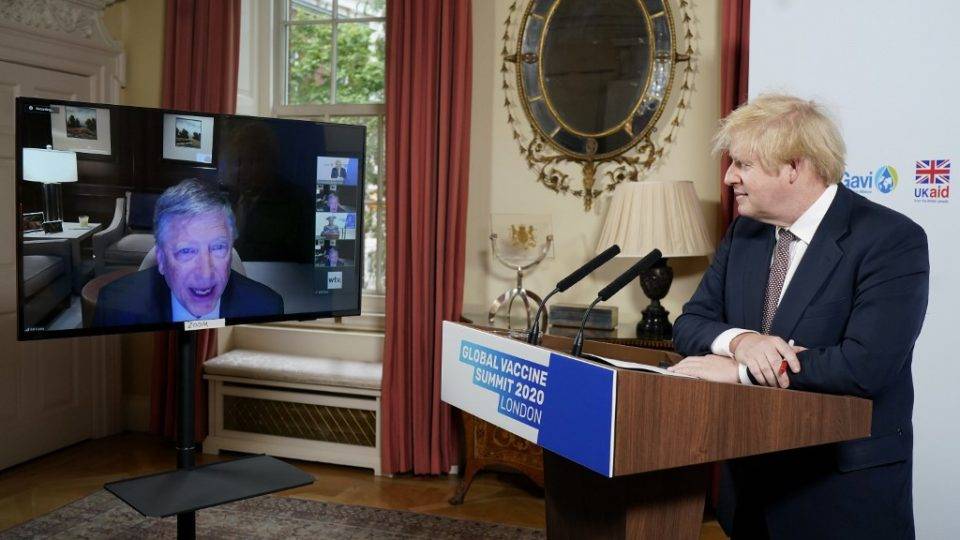 Líderes mundiais prometem US$ 8,8 bilhões em cúpula global sobre vacinas e coronavírus O primeiro-ministro britânico Boris Johnson assiste ao discurso de Bill Gates durante Cúpula Global das Vacinas, 4 de junho de 2020