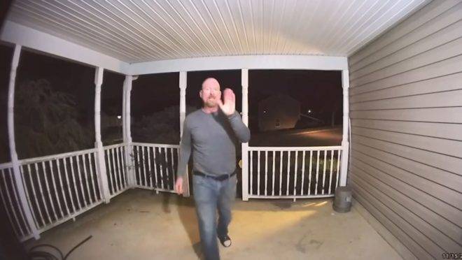 O norte-americano Colin Brand começou a cumprimentar diariamente sua filha usando a câmera de segurança ao lado da campainha de sua casa.