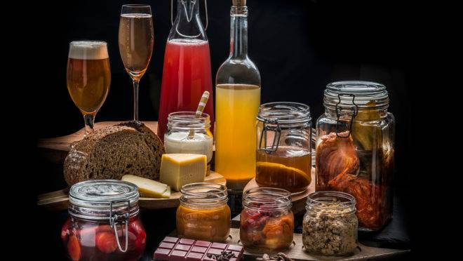 O processo de fermentação, além de ser o responsável pelo surgimento de alimentos e bebidas como ao queijo e a cerveja, também é usado para agregar sabor, aroma, textura e acidez em diversos preparos