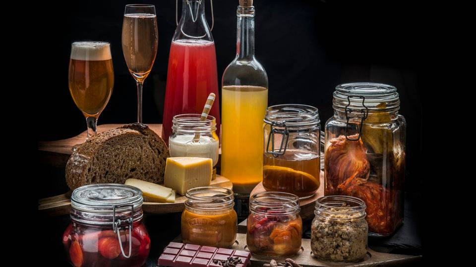 Fermentação: tudo sobre a técnica que acrescenta sabor e textura a preparos do dia a dia O processo de fermentação, além de ser o responsável pelo surgimento de alimentos e bebidas como ao queijo e a cerveja, também é usado para agregar sabor, aroma, textura e acidez em diversos preparos