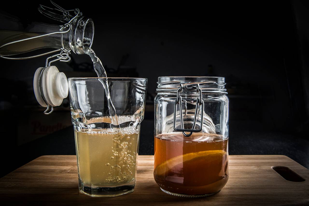 Kombucha: a bebida gaseificada feita da fermentação do chá com uma cultura de leveduras e bactérias virou febre entre os apreciadores da gastronomia saudável Kombucha: a bebida gaseificada feita da fermentação do chá com uma cultura de leveduras e bactérias virou febre entre os apreciadores da gastronomia saudável