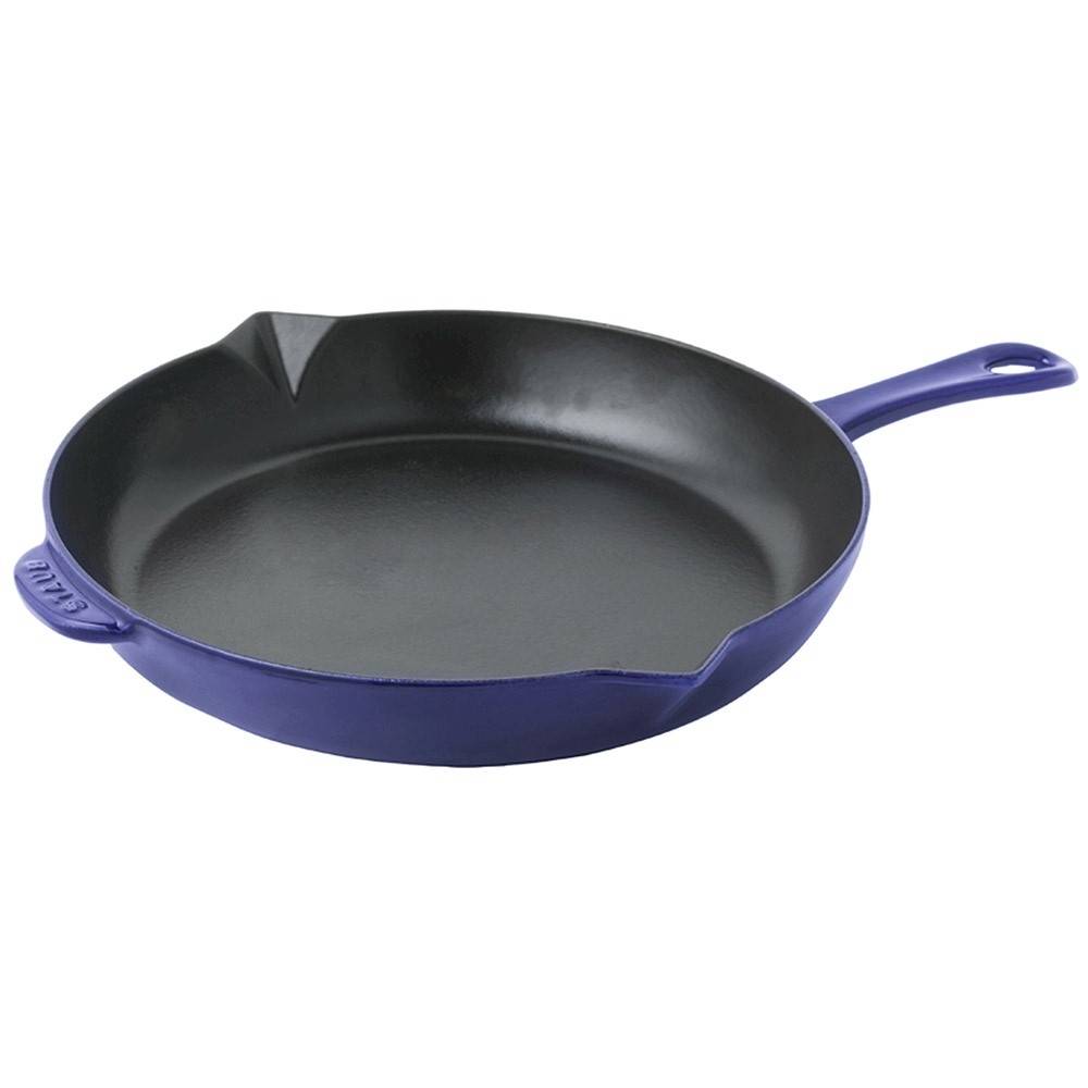 Frigideira Staub azul marinho em ferro com 30 cm. Preço: R$ 899, na Tool Box. Frigideira Staub azul marinho em ferro com 30 cm. Preço: R$ 899, na Tool Box.