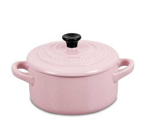 Mini cocote em cerâmica Chiffon Pink Le Creuset 10 cm. Por R$ 149, na Americanas. Mini cocote em cerâmica Chiffon Pink Le Creuset 10 cm. Por R$ 149, na Americanas.
