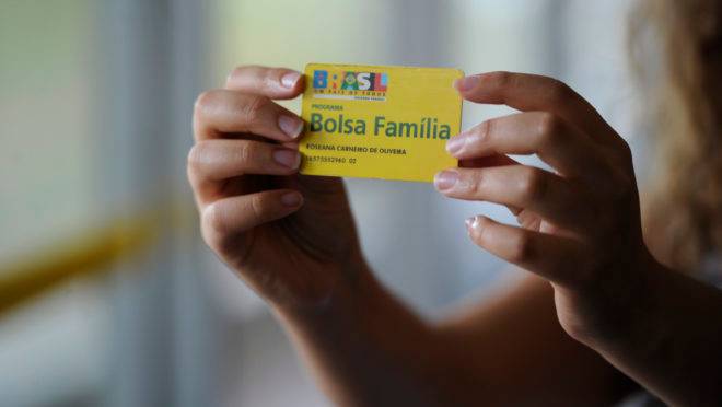 Bolsonaro defende pagamento do 13.º benefício do Bolsa Família, que não está previsto para 2020